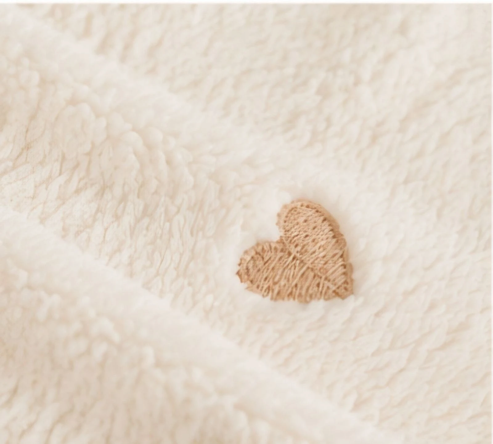 Cobertura de forro polar con motivos de corazón – photo 6